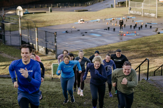 Bootcampgroep traint bij zonsondergang op de kade van de Oude Haven in Hilversum