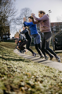 Sprongoefening met de groep op het gras