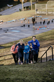 Deelnemers in plankhouding tijdens bootcamp