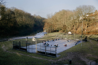 Het buitensportveld van The Harbour Fit Club